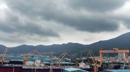 대우조선해양이 3년 동안 5조원에 가까운 분식회계를 저지를 것으로 파악됐다. 사진은 대우조선해양 옥포조선소. (사진=연합뉴스)