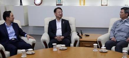 유일호 부총리(가운데)가 23일 오전 울산 현대중공업 본사를 방문해 김기현 울산시장(왼쪽), 최길선 회장(오른쪽)과 환담을 나누고 있다. (사진=연합뉴스)