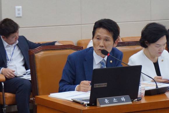 지난 21일 정의당 윤소하 의원이 보건복지위 업무보고에서 정진엽 장관에게 전남의 취약한 의료서비스 구조 개선을 위해 목포대에 의과대학 설치를 강력히 촉구했다.