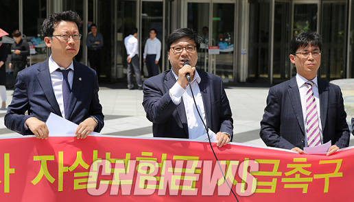 집단소송제가 도입되면 동일 사안으로 한 사람이 승소하면 나머지 피해자들도 자동으로 구제 받게 된다. 시민·소비자단체들이 지난 1일 서울 태평로 삼성생명 본관 앞에서 ‘생명보험사 자살보험금 지급촉구 및 규탄 공동 기자회견’을 열고 있다. (사진=이성호 기자)