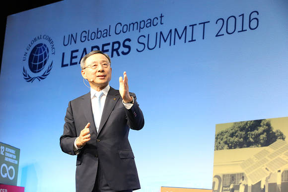 UNGC 리더스 서밋 2016 본회의에서 연설하는 황창규 KT 회장. (사진제공=KT)