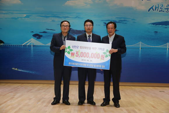 (좌)문용희 신안 법사랑위원장,(중)김국일 목포지청장, (우)고길호 신안군수