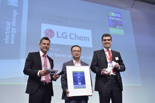LG화학은 '인터솔라 2016'에서 국내 기업 최초로 ESS 부문 본상을 수상했다. (사진=LG화학)
