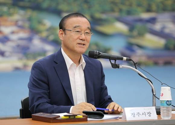 최양식 경주시장이 민선6기 2년의 성과와 향후 추진계획을 발표하는 모습.