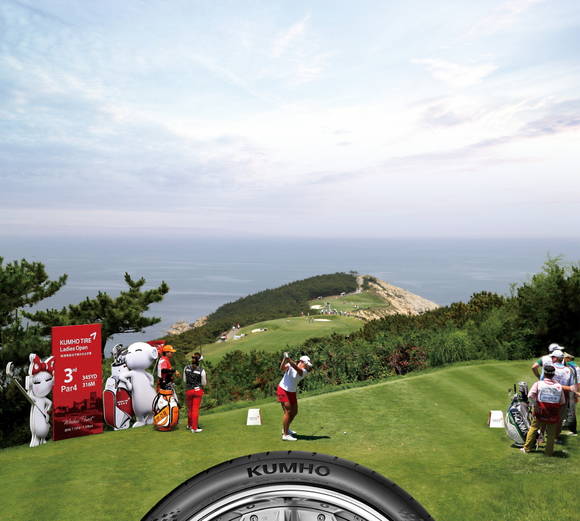 지난 ‘2015 금호타이어 여자오픈’에 참가한 선수들이 웨이하이 포인트 3번홀에서 경기를 벌이는 모습. (사진제공=금호타이어)