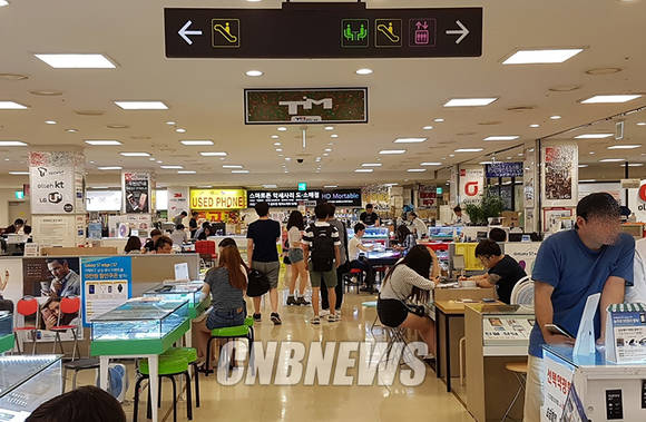 28일 오후 신도림 테크노마트 9층 휴대폰 상가 풍경. 평일임에도 손님들로 붐비고 있다. (사진=정의식 기자)