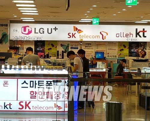 수시로 바뀌는 이통 3사의 휴대폰 판매 ‘정책’은 당일 12시경 각 매장에 전달된다. 사진은 신도림 테크노마트 9층 휴대폰 상가. (사진=정의식 기자)