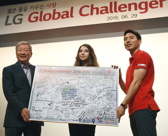 구본무 LG 회장(왼쪽)이 ‘LG글로벌챌린저 발대식’에 참가자들과 포즈를 취하고 있다. (사진제공=LG그룹)