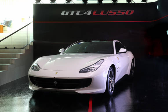 국내 출시된 페라리의 신작 슈퍼카 ‘GTC4루쏘’. (사진제공=페라리)