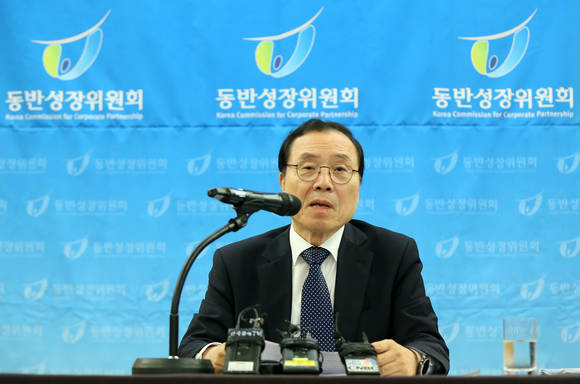 안충영 동반성장위원회 위원장이 30일 오전 서울 서초구 반포동 쉐라톤 서울 팔래스 강남 호텔에서 열린 기자회견에서 2015년도 동반성장지수 평가 결과를 발표하고 있다. (사진=연합뉴스)