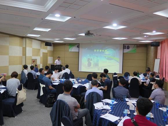 동국대 원종열 교수(안전공학과)가 강연하는 모습.