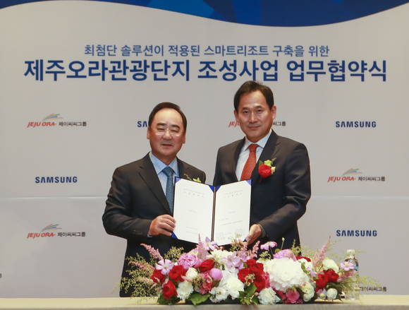 30일 제주 신라호텔에서 제이씨씨(주) 대표 박영조 회장(왼쪽)과 삼성전자 한국총괄 B2B 영업팀장 이현식 상무가 제주 최대 규모의 스마트 복합관광단지 개발을 위한 사업 제휴 협약을 체결했다. (사진제공=삼성전자)