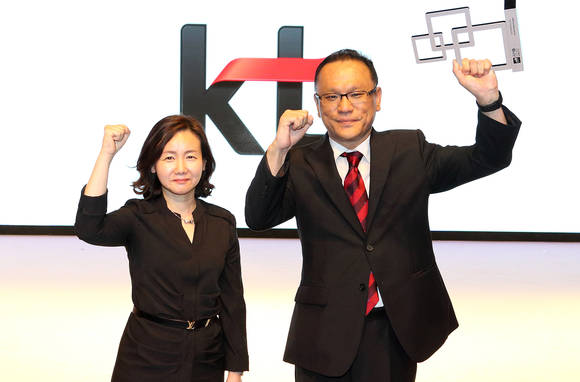 ‘아시아 모바일 어워드 2016’에서 ‘지니(genie)’로 ‘최고의 모바일 음악 앱’을 수상한 KT 고객분석실장 고윤전 상무(왼쪽)와 KT 뮤직 조성수 부사장. (사진제공=KT)