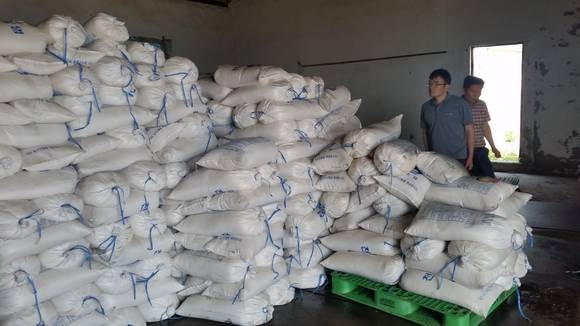 목포해경이 목포시청과 수산물품질관리원과 합동으로 무허가 소금 생산현장을 단속했다. <목포해경 제공>