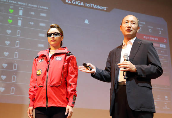 KT 오성목 네트워크부문장이 ‘IoT 라이프텍재킷 Marine’의 주요 기능을 설명하고 있다. (사진제공=KT)