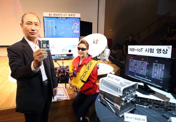 KT 오성목 네트워크부문장이 새롭게 출시 예정인 ‘IoT 모듈’을 선보이고 NB-IoT(협대역 사물 인터넷)에 대해 설명하고 있다. (사진제공=KT)