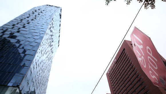 5일 오후 서울 중구 SK텔레콤 본사(왼쪽). (사진=연합뉴스)