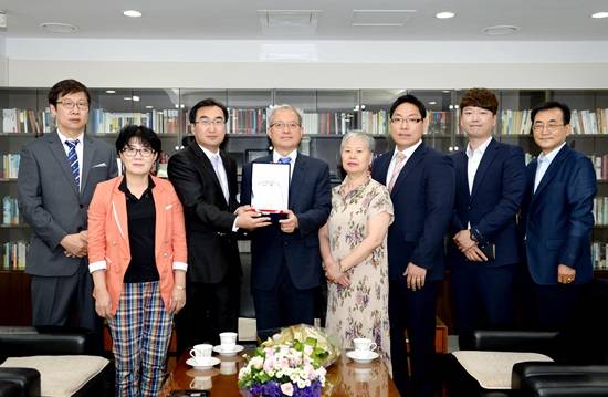 운정신도시연합회 이승철 회장 등 회원들이 이재홍 파주시장(가운데)을 방문해 GTX 등 파주연장 노력에 대한 감사패를 전달하고 있다.(사진= 파주시)