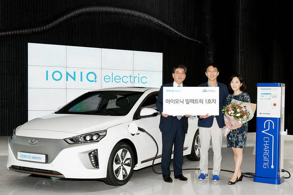 (왼쪽부터)국내영업본부 장재훈 전무, 아이오닉 일렉트릭 1호차 주인공 정희원씨, 배우자 조유리씨. (사진제공=현대자동차)