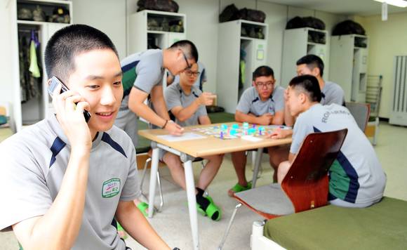 한 장병이 생활관에서 병사 수신용 휴대폰을 통해 부모님과 통화하고 있다. (사진제공=국방부)