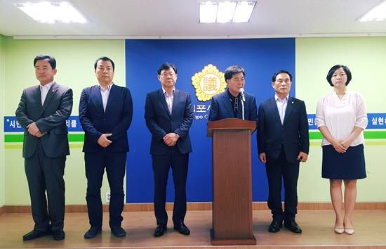 김포시의회 새누리당 유영근 의장 등 시의원들이 기자회견을 하고 있다.(사진= 김포시의회)