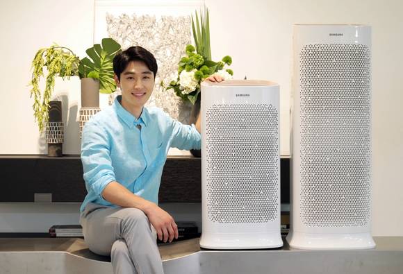 삼성전자 모델이 6일 삼성전자 수원사업장 생활가전사업동 프리미엄하우스에서 실내 공기의 오염 상태를 사용자에게 소리로 알려주는 ‘블루스카이 세이프티 에디션’ 공기청정기를 소개하고 있다. (사진제공=삼성전자)