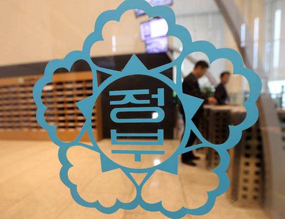 정부는 세월호 참사를 계기로 관피아 척결을 부르짖으며 2014년 ‘공직자윤리법’을 강화시켰지만 퇴직공직자의 관련 업계로의 재취업은 여전한 것으로 나타났다. (사진=연합뉴스)