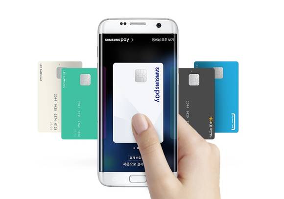 삼성페이는 여러 개의 신용카드·은행계좌를 등록한 후 손쉽게 바꿔가며 사용할 수 있다. (사진=삼성전자)