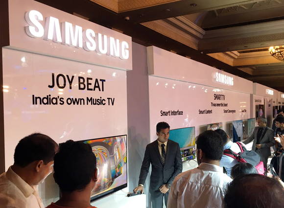삼성전자 인도법인 관계자가 인도 시장 특화 라인업 ‘조이 비트 TV’를 소개하고 있다. (사진제공=삼성전자)