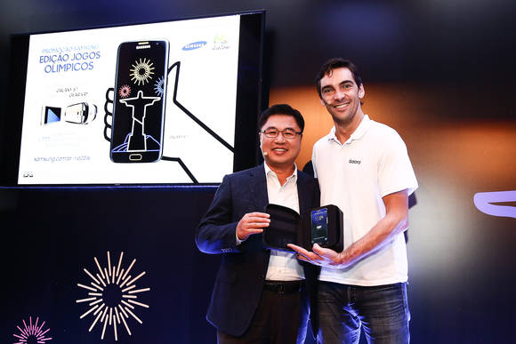 7일(현지시간) 브라질 상파울루 이과테미(IGUATEMNI) 몰에서 열린 삼성전자 올림픽 캠페인 발표 행사에서 삼성전자 브라질 법인 윤창훈 상무와 브라질 출신의 올림픽 배구 금메달 리스트 지바(Giba)가 ‘갤럭시 S7 엣지 올림픽 에디션’을 소개하고 있다. (사진제공=삼성전자)