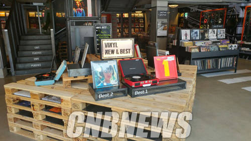 바이닐&플라스틱에는 각종 LP음반을 비롯한 턴테이블, 해드폰 등의 물품을 판매하고 있었다. (사진=손강훈 기자)