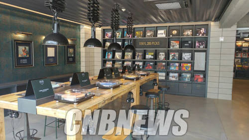 매장 한 켠에서 직접 LP음반을 들을 수 있는 공간이 마련돼 있다. (사진=손강훈 기자)