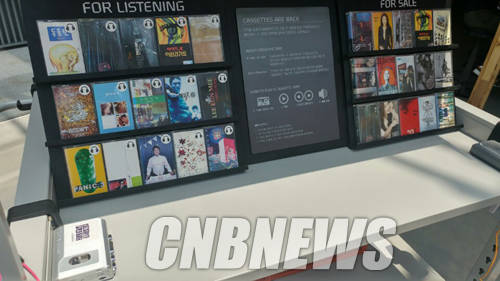 LP뿐만 아니라 카세트 테입, CD 등 아날로그 감성을 느낄 수 있는 음반의 체험이 가능하다. (사진=손강훈 기자)