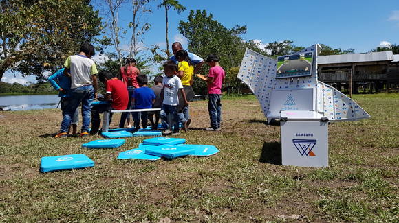 콜롬비아 아마존 밀림에 위치한 따라뽀토(Tarapoto) 지역의 아이들이 삼성전자 ‘스마트 스쿨 노마드’를 이용해 수업을 받고 있다. (사진제공=삼성전자)