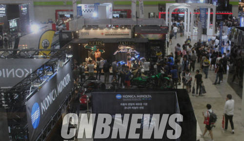 ‘2016 서울오토살롱’을 찾은 관람객들. (사진=정의식 기자)