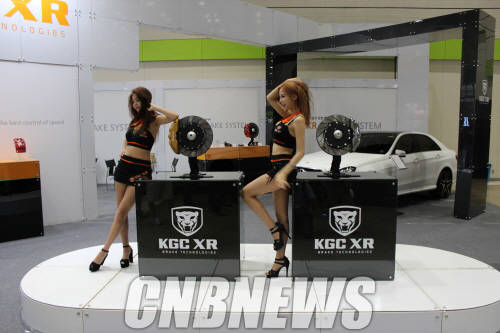 KGC코리아 모델들이 2종의 브레이크 디스크를 선보이고 있다. (사진=정의식 기자)