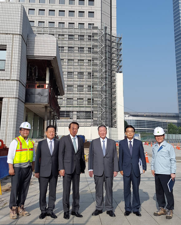 8일 정몽구 현대차그룹 회장(왼쪽에서 4번째)이 GBC 건설 및 해체와 관련하여 ‘친환경’을 강조했다. (사진제공=현대차그룹)