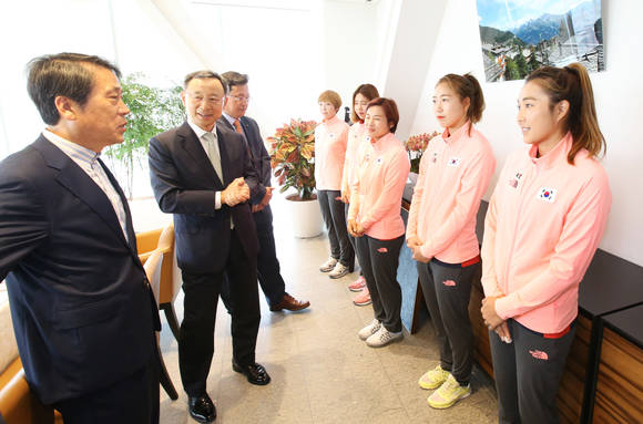 KT 황창규(왼쪽 두번째) 회장, KT스포츠 김준교(왼쪽 첫번째) 사장이 리우 올림픽 여자하키 종목에 출전하는 한혜령, 서정은, 김보미, 정해빈, 장희선(오른쪽 첫 번째부터) 선수와 환담하고 있다. (사진제공=KT)