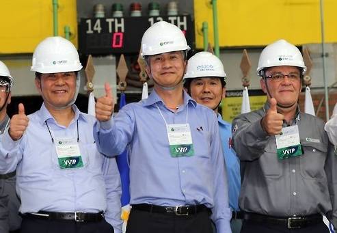 동국제강이 올해 상반기 영업이익 흑자전환에 성공했다. 지난달 10일 브라질 CSP제철소에서 장세욱 동국제강 부회장(가운데), 장인화 포스코 부사장(왼쪽), 세르지오 레이찌 브라질 CSP제철소 CEO가 고로 화입식에서 제철소의 성공을 기원하며 엄지손가락을 치켜 세우고 있다. (사진=연합뉴스)