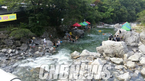 직장인들의 길어진 여름휴가가 경기 악화 탓에 '불안한 휴가'가 될 전망이다. 지난 9일 폭염주의보가 내려진 경기도 가평 용추계곡의 모습. (사진=도기천 기자)