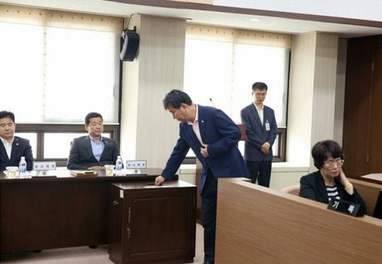 11일 김포시의회 본회의에서 정왕룡의원이 원구성 투표에 참여하고 있다. 김포시의회는 10여 일간 의장단 및 원구성 문제로 파행했다.(사진= 정왕룡 블로그)