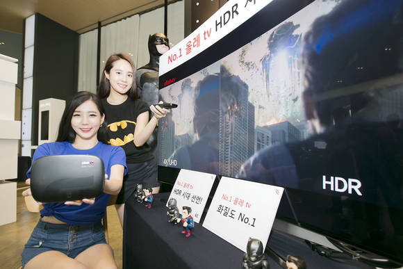 홍보 모델들이 HDR 기술이 적용된 IPTV 영상을 시연하고 있다. (사진제공=KT)