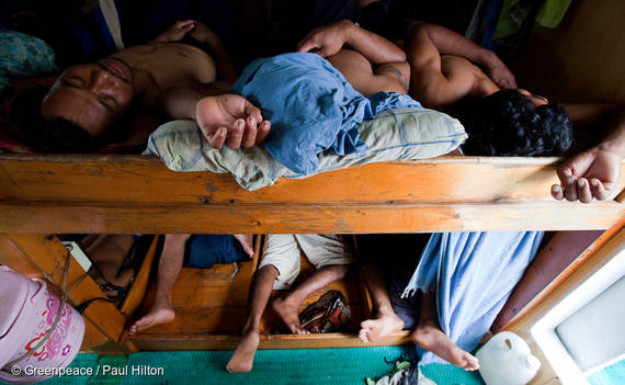 열악한 조업환경에서 고된 노동에 시달리는 연승어선 선원들. (사진=그린피스)