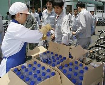 대우조선해양이 작업현장 곳곳에서 직원들에게 생수를 지급하고 있다. (사진=연합뉴스)