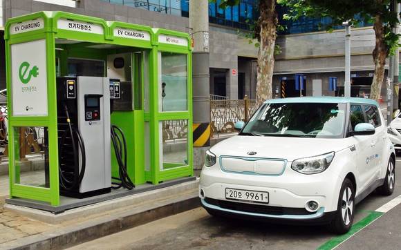 서울시 금천구 가산동 소재 공중전화부스 전기차 충전소. (사진제공=KT)