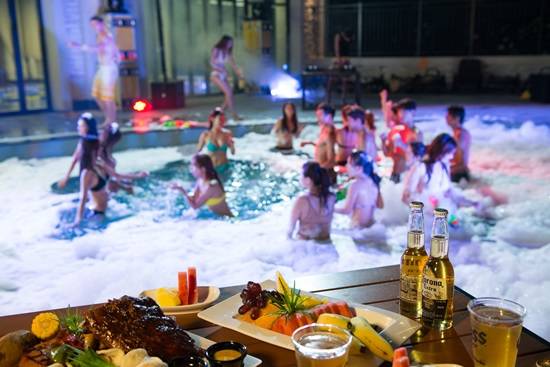 야외 워터파크 파티풀에서 디제잉과 함께 거품파티(사진= 워터파크)