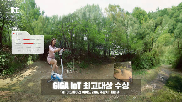 KT 모델 배우 김지원이 ‘GiGA IoT 헬스’의 대표 상품인 골프퍼팅, 바이크, 체지방계 플러스를 사용하는 모습을 보여주는 TV 광고의 한 장면. (사진제공=KT)