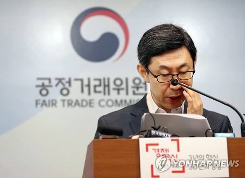 신영선 공정거래위원회 사무처장이 18일 오전 정부세종청사 공정위 기자실에서 SK텔레콤과 CJ헬로비전 인수ㆍ합병 금지 결정을 브리핑하고 있다. (사진=연합뉴스)