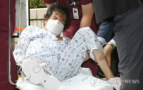 이재현 CJ 회장이 2014년 9월 12일 오후 서울 서초동 서울고등법원에서 항소심 선고를 받은 뒤 법정에서 나와 구급차로 옮겨타고 있다. 이 회장은 이날 징역 3년의 실형과 벌금 252억원을 선고받았다. (사진=연합뉴스)