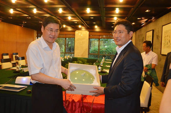 조현준 효성 사장(왼쪽)이 19일 중국 저장성 취저우시에서 천신 취저우시 당서기와 만나 협력방안을 논의했다. (사진제공=효성)